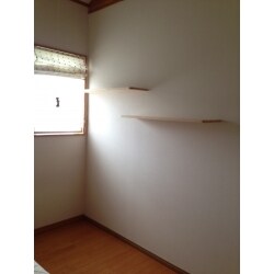 クロスは似ているものにし、棚をつけました。
