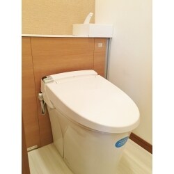 収納スペースができたので、トイレがスッキリ。小さな手洗いもあるのが嬉しいポイントです。