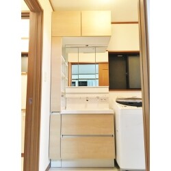 扉付の収納がなく、散らかっていた洗面台。目線が気にならない様、扉付の洗面台に変更いたしました。