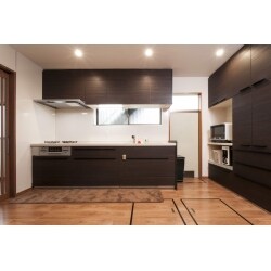 キッチン交換と内装のリフォームを行いました。
二世帯住宅の1階キッチン・納戸・廊下のリフォームを行いました。
内装はダーク系のキッチン色に合わせて、シックで落ち着いたコーディネートになりました。
また、キッチンや廊下の照明をダウンライトに変更して、天井面をスッキリさせました。