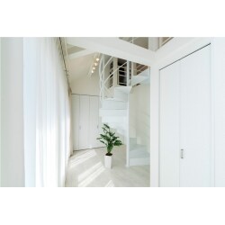 自然光がふんだんに差し込む白の主寝室からロフトをつなぐ美しく華麗な”らせん階段”