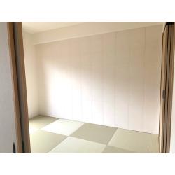 リビングと和室のリフォーム。
どちらの壁にも吸湿性に優れた壁素材エコカラットを採用しました。
デザイン性と清潔感もアップしたので、
部屋全体が明るくなりステキな仕上がりになりました！
和室の押入れは使い勝手を重視して既存の様式から棚を設置して使いやすくしました。
畳は縁のない琉球畳にしたので、全体的にスッキリとした印象になりました。