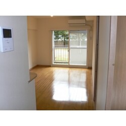 戸建を購入したお客様の元のお住いを賃貸向けにリフォームさせていただきました。新婚家族の新居を想定し、間取りの変更もしました。小さなお子様の遊び場としても最適な庭が目の前にあるのも魅力的です。