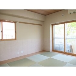 結露のための湿気やカビにお悩みでした。 内窓インプラスやエコカラットを使用して、湿気と結露対策。 畳も半畳の縁なしにしてモダンな感じになりました。