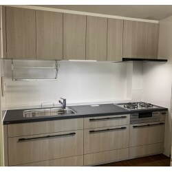 システムキッチン交換･･･LIXIL リシェルを採用
人気のセラミックカウンターにしました。
シックな色合いで落ち着きのある雰囲気に。