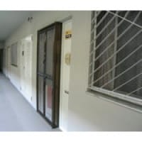 玄関ドア用のアミ戸取付工事