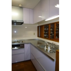 淡いライラック色のＬ型キッチンです。
最新のコンロ・レンジフードで機能性がレベルアップし、使いやすくお手入れもしやすいキッチンになりました。
