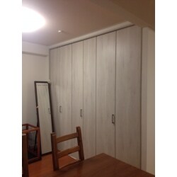 ホワイトの建具で壁との一体感を出し、圧迫感を緩和しました。