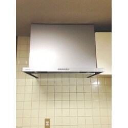キッチンはそのまま使えていたため、レンジフードのみの工事をさせていただきました。大きさも合わせてさせていただいたので、みためもすっきりきれいです。