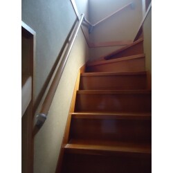 急な階段に手すりを設置。安心して生活できるバリアフリー階段