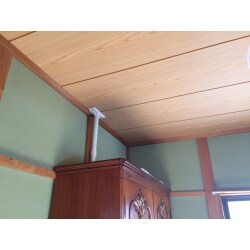 屋根に亀裂が入り雨漏りをしてきたというこちらのお家。雨漏り屋根を補修し、しみになってしまっていた天井も綺麗に張り替えました。職人さんの的確でスピーディな対応によってお客様から ｢安心した｣ との声を頂きました！