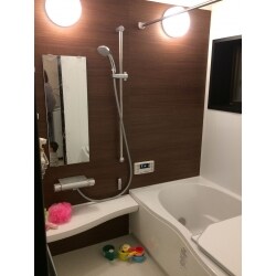 ひやっと寒く、お手入れのしにくさにお困りということで、お手入れがしやすく、お子様も寒く感じないように暖房機付きのユニットバスをご提案させて頂きました。