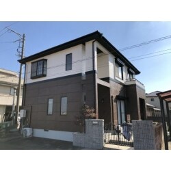 落ち着いた色合いの外壁塗装で、モダンな仕上がりに。