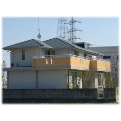 淡いイエローが映える素敵な外観に