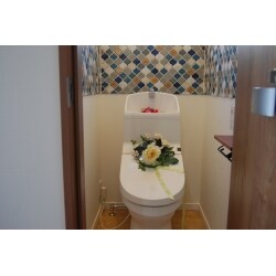 タイルをアクセントに使い、かわいらしい空間を演出しました。トイレはTOTOの「ZJ」を使い、節水タイプでスッキリとした形をご提案しました。