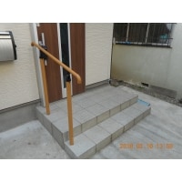 玄関ポーチに手すりを取り付けました