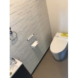 トイレ交換の際に、一緒にクッションフロアとクロスも張り替えました。
壁はひと工夫加えて、アクセントに一面だけエコカラットを貼りました。