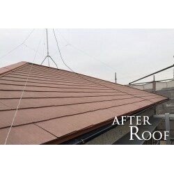 お家の軽量化をして耐震性能を向上させるため、
土葺きの瓦屋根から軽量のカラーベルトの屋根に葺き替えさせて頂きました。