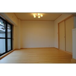 リビングの写真です。リビングと和室もつながっているので、使い勝手もよくなりました。
