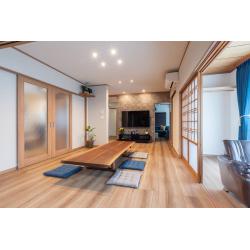 改修前は廊下だった空間もリビングの一部の取り込みました。
ダイニング側の扉も引き分け戸にし、リビングとダイニングの繋がりを意識しました。
また、リビング・ダイニング・キッチンには床暖房を敷設していますので、冬場は足元から暖かく過ごせます。