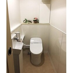ワンデーリモデルタイプのトイレを採用しスッキリとした空間にしました。腰壁一面にセラールを貼り、掃除性を高めました。