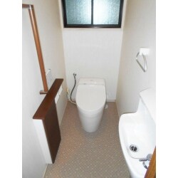 タンクレストイレで開放感が増しスッキリ。内装や他の機器も取り替えて真新しいトイレ空間になりました。