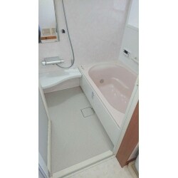 在来工法のタイル浴室からユニットバスへ。節水＆断熱機能が向上し、お掃除がとても楽になりました。浴室暖房を設置したので、冬場のヒートショック対策も万全です。
