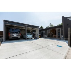 バイクレースに参加したり、自身で車のチューンナップをされる趣味をお持ちのご主人。
ガレージを持つ事が長い間の希望でした。
隣接する陶芸教室の駐車場も兼ねるため、駐車スペース全体のコンクリートも打ち直し、
背面フェンスも取り替える工事となりました。

ガレージは大型ワゴン車が入っていても、もう１台置けるスペースが充分にあり、
天候に左右される事なく車のメンテナンスが出来ます。