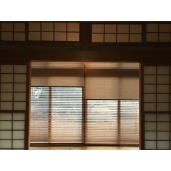 奥にバンブーブラインド、手前に簾調のロールスクリーンを取り付けました。ロールスクリーンの下から、バンブーブラインド越しの柔らかい光が差し込みます。