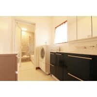 明るくスタイリッシュにコーディネートした洗面・浴室空間