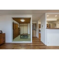 白を基調とした、シンプルで木目調のお気に入りの家具に合う雰囲気づくりをし、
玄関からＬＤＫまで統一された空間になりました。