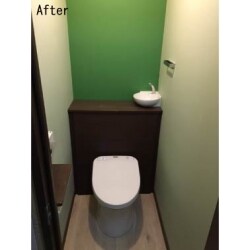 後ろのタンクがキャビネットで隠れることでホコリがたまらず、お手入れがしやすくなりました。
お手入れだけでなく、カフェのようにクロスにアクセントを付け、床もオシャレな木目にし、紙巻器の色も揃えました。