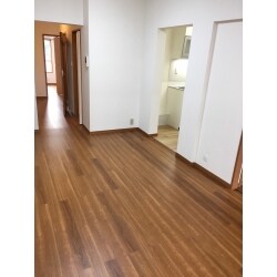 白と木目を基調とした明るい家をご提案させていただきました。