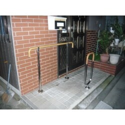 玄関から廊下に上がる段差を安全に行き来できるよう手すりを配置し、室外側はアプローチへの横移動を考えて手すりを配置しました。