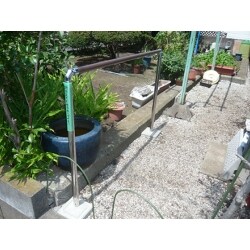 玄関手摺は既存の手摺に新しいものを継ぎ、縁側から出る箇所と道路の手前には新しく手摺を取付けました。縁側は段差を解消するために1段ステップを設けると安心です！