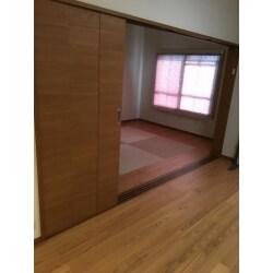 お母様と娘さんの二人暮らしでそれほど収納はいらないということで、大きなクローゼットが廊下にあるので、和室の押入れは撤去しました。和室はリビングとつながる空間なので、モダンな作りに。廊下は玄関入って印象付けるために正面にアクセントクロスを貼りました。