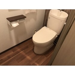当社ショールームでご覧になった「くまのぷーさん」のクロスを気に入ってくださり、ぜひトイレに！と、アクセントに1面だけ、ぷーさんがお出迎え。そんな遊び心のあるトイレになりました。