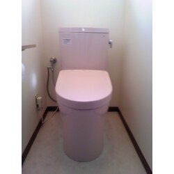 配線類や操作パネルがなくなり、スッキリしたトイレになりました。