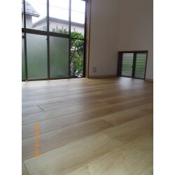 和室だったときの段差を無くしました。
天井の板張りもクロス張りにしてスッキリとさせ、和室だったときよりも広く感じます。