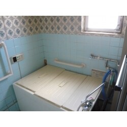 浴室とトイレに手摺を設置しました。