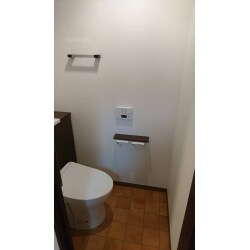 配線が隠れ掃除用具などが収納できるトイレですっきりとした空間に。