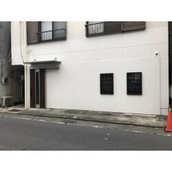店舗として使っていた部分を玄関へと改修しました。