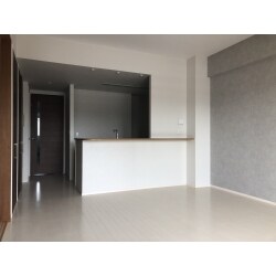 天井まで開口部を広げ、閉鎖感のなくなった明るいLDK。