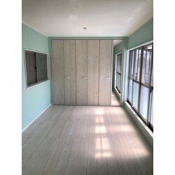 床の色はネオホワイトにして建具も色をそろえました。
鏡を窓際に設置することで、部屋に奥行きが出て広く見えます。