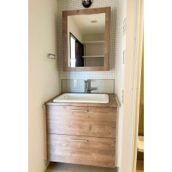 TOTOドレーナを採用しました。
洗面上にはマリンランプを設置し、カタログに近いおしゃれなイメージに。
洗面ボウルはすべり台ボウルを採用し、水が排水口に向かって流れやすく、さらに広くて大きいボウルなため周りへの水跳ねが気になりません。
いま主流の引き出し収納はどこに何があるか一目で把握でき人気です。
見た目の可愛さだけでなく機能性も抜群の洗面台になりました。
