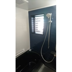 TOTOの最新ユニットバス『シンラ』
全タイプ標準搭載のファーストクラス浴槽は人間工学をもとに関節にかかる負担を軽減される形状で、入浴する人を優しく包み込み、支える浴槽なのでリラックスした時間を過ごせます。