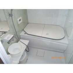 浴室はタイル貼りの在来浴室からユニットバスに、トイレはタンク式トイレからタンクレスのトイレへとリフォームしました。