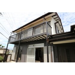 壁付だったキッチンを南の部屋に移設し、カウンタータイプに変更し、奥様の家事導線もできる限り減らしたプランになりました。トイレや浴室も新しく使い易く、掃除もしやすい物にリフォーム。外壁や玄関も新しくし、お客様を気持ちよく出迎えられるようにしました。