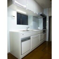 キッチンスペースが明るくなる白を基調としたシステムキッチンに入替えました。