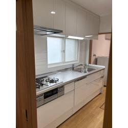 新築からずっと使用していたキッチンのリフォームで、セパレートタイプからシステムキッチンへ変更しました。